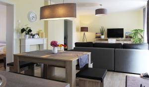 奥斯赛拜-屈隆斯博恩Ferienwohnung Zelk的客厅配有桌子和沙发