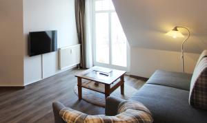 奥斯赛拜-屈隆斯博恩Ferienwohnung Birgit的带沙发和咖啡桌的客厅