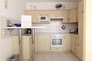 奥斯赛拜-屈隆斯博恩Ferienwohnung Christine的厨房配有木制橱柜和白色家电