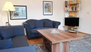 奥斯赛拜-屈隆斯博恩Ferienwohnung Soldo的带沙发、桌子和电视的客厅