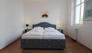 奥斯赛拜-屈隆斯博恩Ferienwohnung Soldo的一间卧室配有带白色床单和枕头的床。