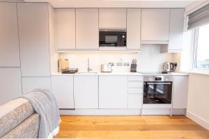 Two Bed Flat With Wrap Around Terrace Near Legoland, Windsor, Tube Station的厨房或小厨房