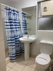 瓦尔迪维亚Villa del Rio Express的浴室配有白色卫生间和盥洗盆。