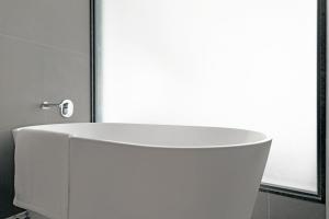 帕纳吉The Crescent的带窗户的浴室内的白色浴缸