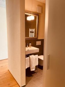PrêlesHotel de l’Ours Preles的一间带水槽和镜子的浴室