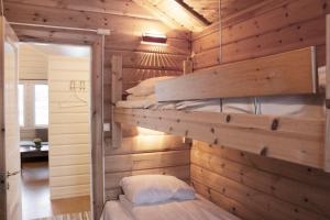 NesnaTopcamp Havblikk - Helgeland的卧室配有木墙内的两张双层床。