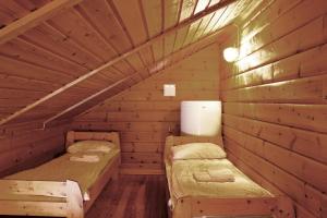 NesnaTopcamp Havblikk - Helgeland的小木屋内带两张床的房间