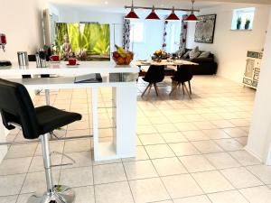 SamingAm Wildbach bei Passau的厨房以及带桌椅的起居室。