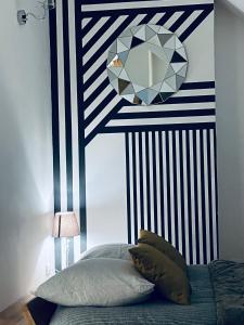 布里夫拉盖亚尔德Brive centre, superb appartement en face du Marché Primé的一间卧室配有一张蓝色和白色墙壁的床