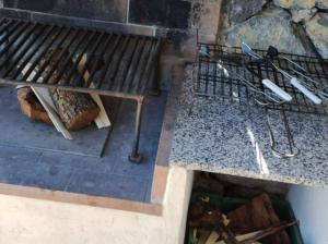 莫拉塔利亚Casa Mistral - Casa Rural Los Cuatro Vientos的烧烤架上的食物