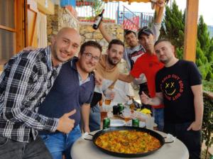 莫拉塔利亚Casa Mistral - Casa Rural Los Cuatro Vientos的一群男人站在桌子旁,拿着比萨饼