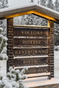 萨伦Hotell Viktors的雪地中Wilsonshores酒店和文物保护处的标志