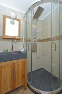 布勒伊-切尔维尼亚切尔维诺山谷杜鹃花公寓的浴室里设有玻璃门淋浴