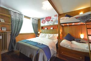布勒伊-切尔维尼亚切尔维诺山谷杜鹃花公寓的一间卧室设有两张双层床和一扇窗户。