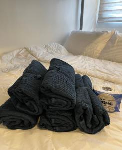 苏比克CRIB 252 Subic Bay的床上的一大堆黑毛巾