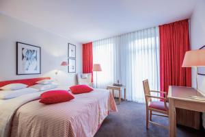 茨魏布肯法萨奈瑞兰德城堡罗曼蒂克酒店的酒店客房配有两张床和一张书桌