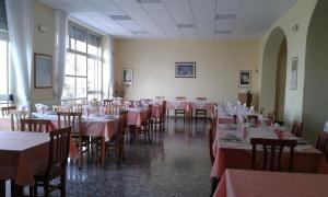 塞尔瓦迪法萨诺Trullo dell'Immacolata - Casa vacanze gestita da suore的用餐室配有桌椅和粉红色的桌布
