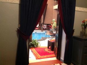 马拉喀什里亚德西霸旅馆的通往带游泳池的房子的敞开大门