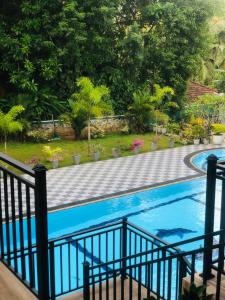 乌纳瓦图纳Coral Palm Villa and Apartment的阳台享有游泳池的景致。