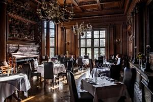 布罗肯赫斯特精选莱尼菲尔德别墅酒店的一间带桌椅和钢琴的餐厅