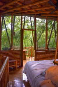 布加Eco Hotel Hacienda El Diamante的树屋的卧室,配有床