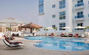 Hyatt Place Dubai Al Rigga Residences内部或周边的泳池