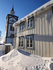 勒罗斯奥尔比戈登度假屋的雪中带钟楼的房子
