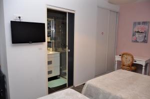 Réalville奥斯利朵酒店的一间房间,配有一张床和墙上的电视