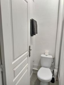 埃夫勒SUPERBE STUDIO 3 FACE GARE的一间带白色卫生间和门的浴室