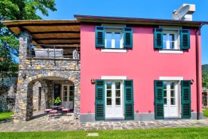卡莫利I Giardini di Camogli - VILLA SÀRVIA, garden&pool的粉红色的房子,设有绿色百叶窗