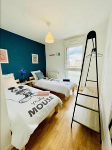 尚特洛普恩布里Joli appartement Proche Disney的带两张床和梯子的客房