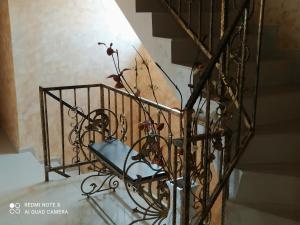拉夫达Dracena Guesthouse的金属楼梯栏杆,上面有植物