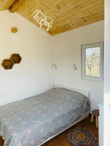 Caravans 10 min to Tsonevo Lake & 35 min to Black Sea的一间卧室设有一张床和木制天花板