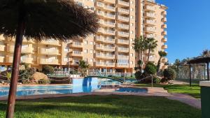 拉曼加戴尔马尔梅纳La Manga - Puerto y Playa - 3 dormitorios的一座带游泳池和大楼的度假村