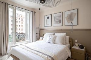 伊西莱穆利诺Appartement Design&Nouveau, ParisExpo Pte-de-Versaille, Parking&Netflix的一间卧室设有一张大床和一个窗户。