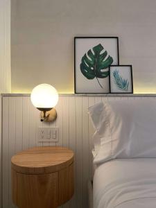 波哥大Elegant Palace in Parque 93的一间卧室配有一张带台灯和桌子的床