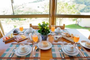 阿瓜斯迪林多亚绿山旅馆的一张桌子,上面有早餐食品和橙汁