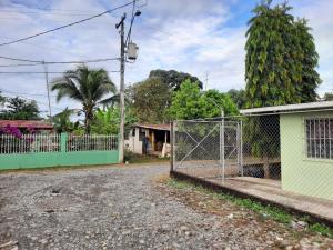 钱吉诺拉Apartamento Cacao Changuinola的房屋院子的围栏