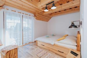 特尔乔夫Penzión Natália的一间卧室设有一张床和一个大窗户