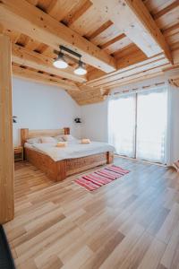 特尔乔夫Penzión Natália的一间卧室设有一张床和木制天花板