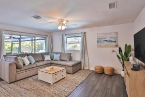 萨拉索塔Sarasota Serenity的带沙发和电视的客厅