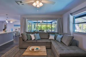萨拉索塔Sarasota Serenity的客厅配有沙发和桌子
