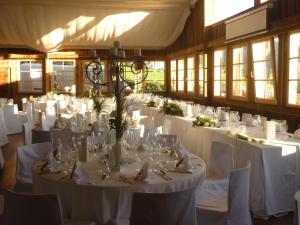 基茨比厄尔罗西斯森博格斯图本酒店的大房间设有白色桌椅和白色的桌布