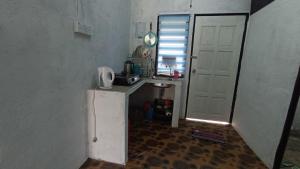 瓜拉弄宾HOME2STAY CHE MAIL 1 KUALA ROMPIN的一间带水槽和冰箱的小厨房