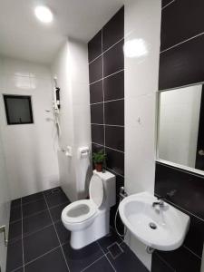 新山0803 Family Suites Bukit Indah TVbox Wifi Games Toy的浴室配有白色卫生间和盥洗盆。