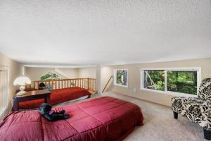 阿什福德New Tiny Home Steps Away From Mt. Rainier的一间大卧室,配有两张床和椅子