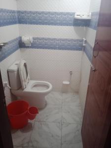拉杰沙希Hotel Bonolota international的一间带卫生间和桶的小浴室