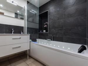 CABANA & Le Saint Amour - Centre-Ville的一间浴室
