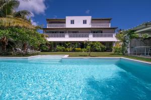 康隆尼角曼荼罗莫里斯度假屋的房屋前有游泳池的房子