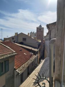 萨沃纳Costa e Mare的享有带建筑和屋顶的城市美景